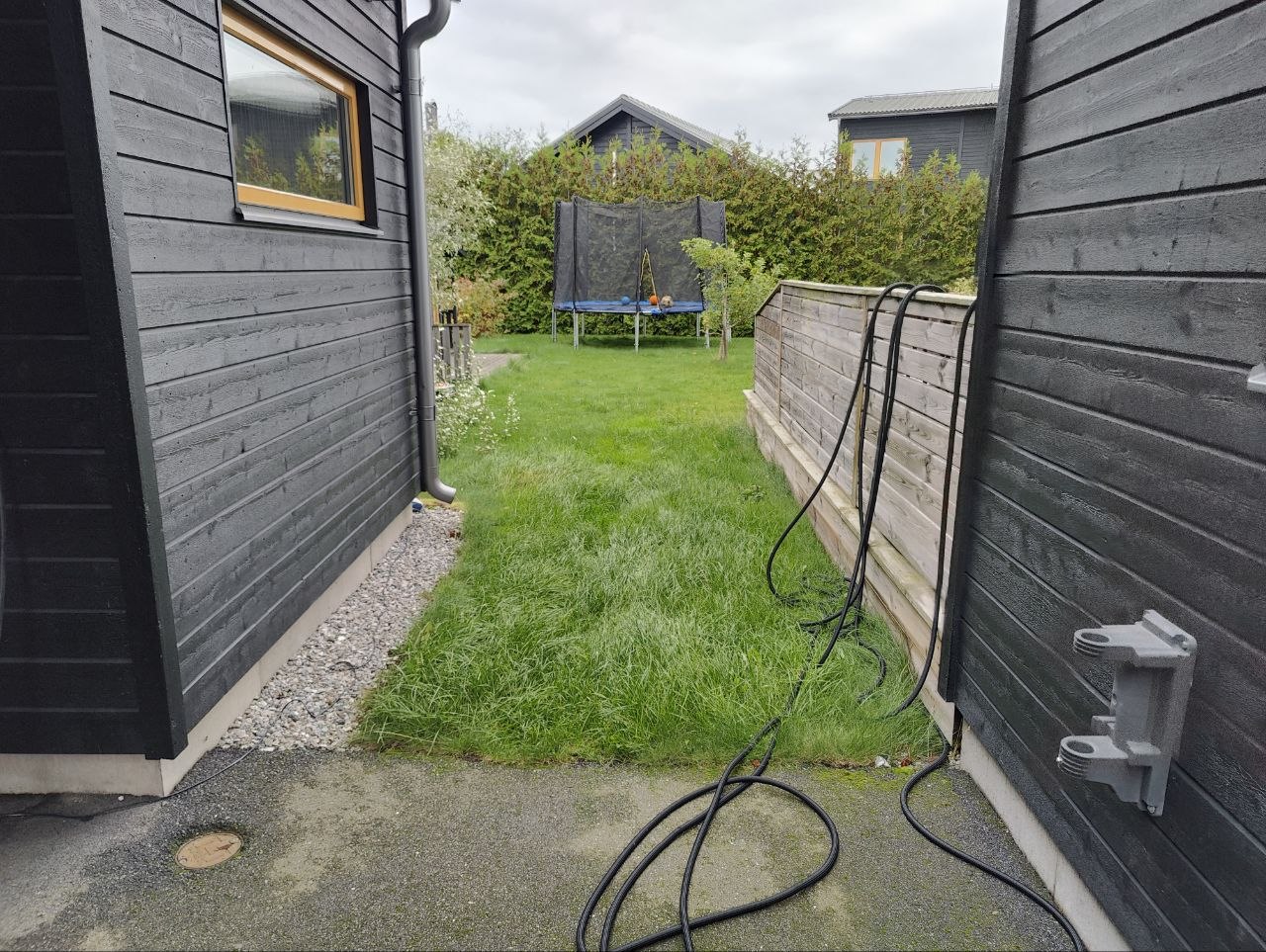 Stenplattor med ogräs före rensning, privat kund i Bro