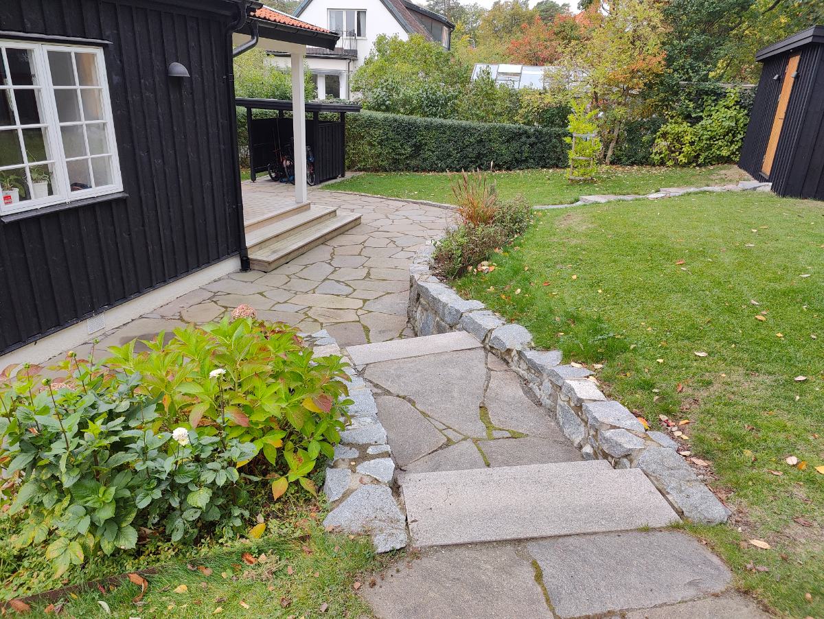 Ytterligare stenytor efter ogräsrensning, privat kund i Bromma