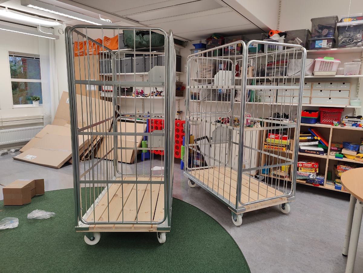 Montering av transportsvagnar i Sollentuna